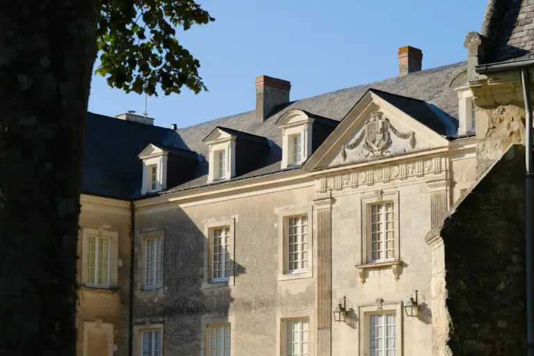 La façade sud et les armoiries Château de Vaux Chaumont d'Anjou 49